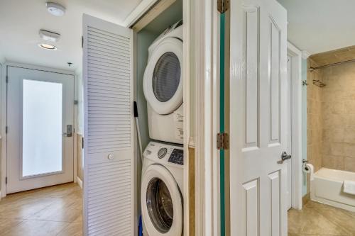 a laundry room with a washer and dryer at Oceanside Retreat in Tavernier