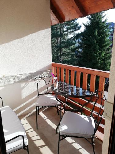 un patio con tavolo e sedie su un balcone di Frajla a Zlatibor