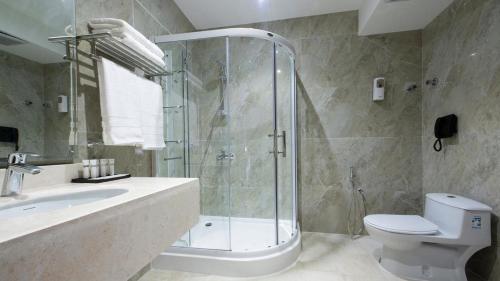 حمام في فندق جولدن دريم