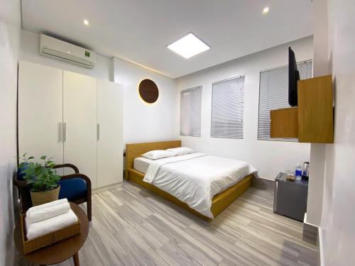 ein Schlafzimmer mit einem Bett und einem TV. in der Unterkunft Vien Hotel in Cần Thơ