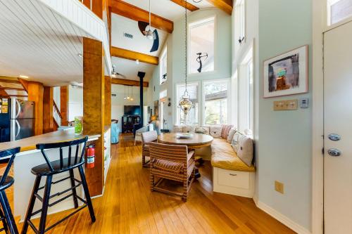 una cocina y una sala de estar con un bar en una casa pequeña en Bird's Nest, en Dauphin Island