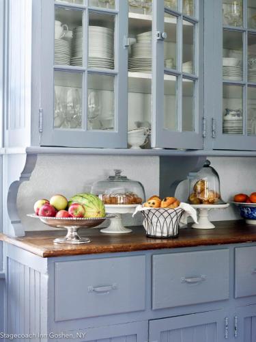 um balcão de cozinha com duas taças de fruta em Stagecoach Inn em Goshen