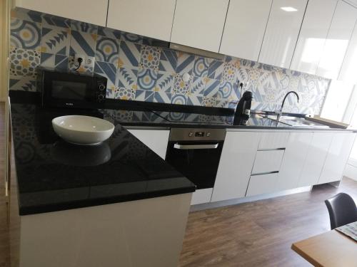 a kitchen with a counter top with a sink and a sink at Cabeço das Fráguas - apartamento centro cidade da Guarda in Guarda