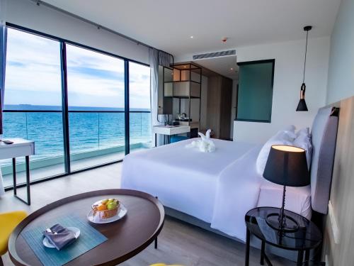 Una cama o camas en una habitación de Fortune Saeng Chan Beach Hotel Rayong - SHA Plus