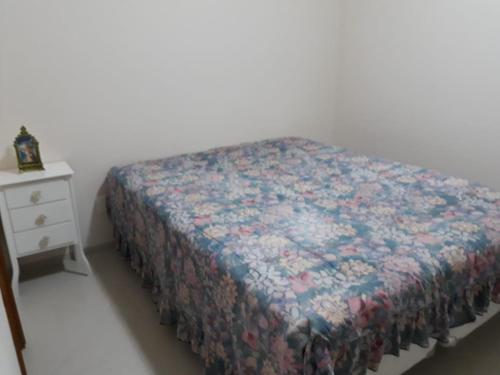 Apartamento Guarujá Enseada tesisinde bir odada yatak veya yataklar