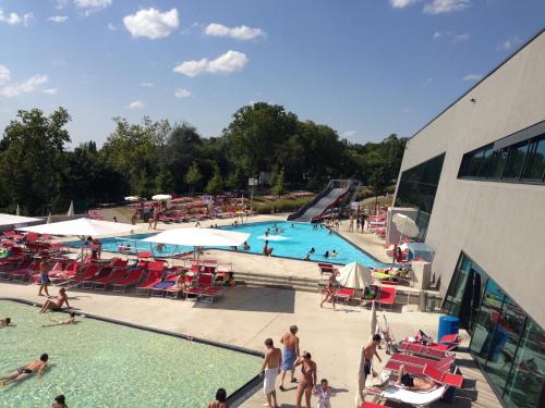 Vue sur la piscine de l'établissement Hanna Apartment ou sur une piscine à proximité