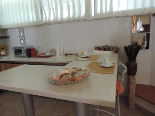 een keuken met een tafel met een kom eten erop bij Artemide B&B in Matera