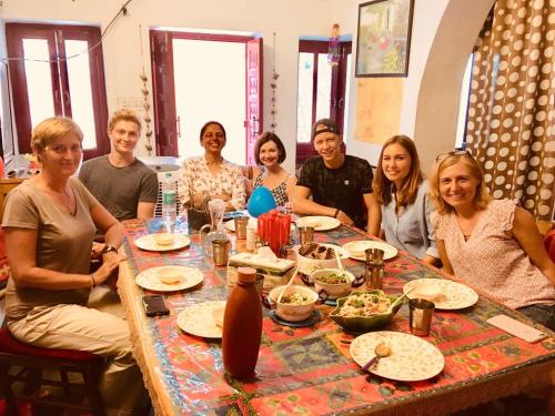 Επισκέπτες που μένουν στο Enjoy! Udaipur Homestay by Hari Pari