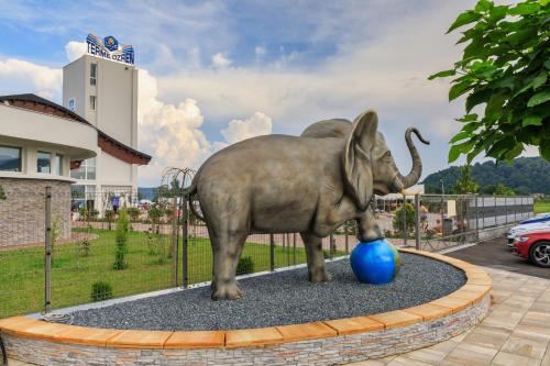 a statue of an elephant playing with a blue vase at Hotel Terme Ozren in Bosansko Petrovo Selo