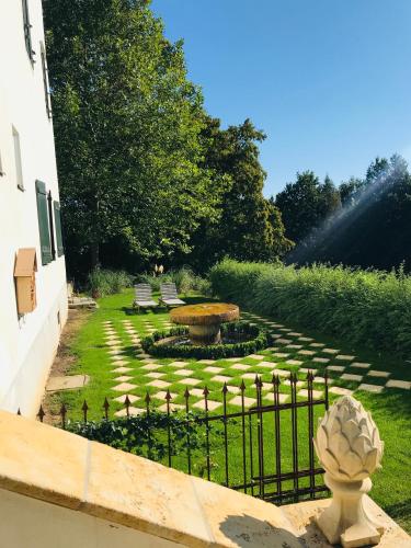 Κήπος έξω από το Schloss Welsdorf