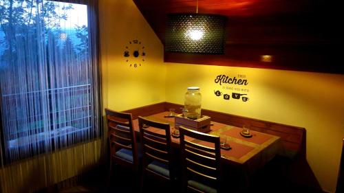 un pequeño comedor con mesa y sillas en Alpinejka House, en Tržič
