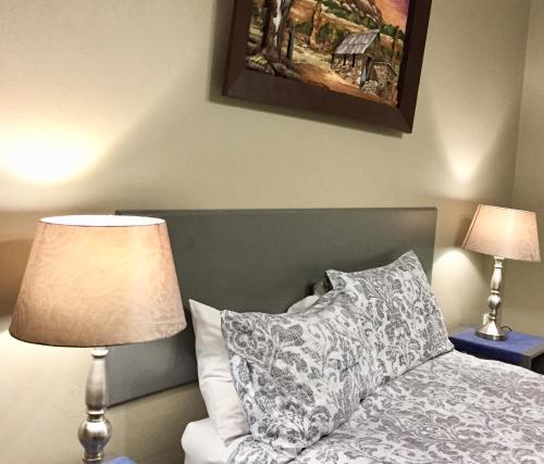 Postel nebo postele na pokoji v ubytování khaya4u Guesthouse