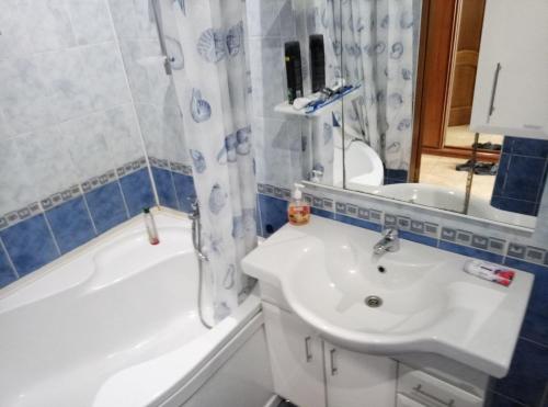 uma casa de banho com um lavatório, uma banheira e um WC. em Однокомнатная Шота Руставели em Kiev