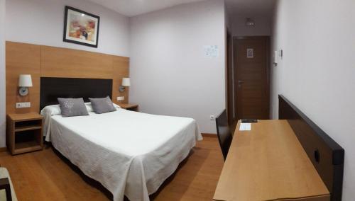 A bed or beds in a room at Hotel Alda Barraña Playa