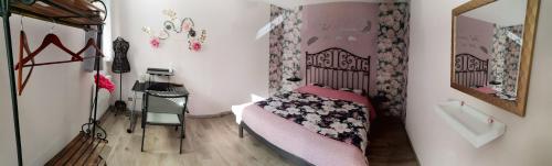 Un dormitorio con una cama y una mesa. en Au gué du bois, en Neuville-du-Poitou