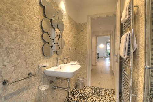 a bathroom with a sink and a mirror on the wall at Residenza Ginepri 69 in Bergeggi