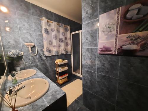un bagno con due lavandini e una doccia di Casa da Torre 2456AL ad Angra do Heroísmo