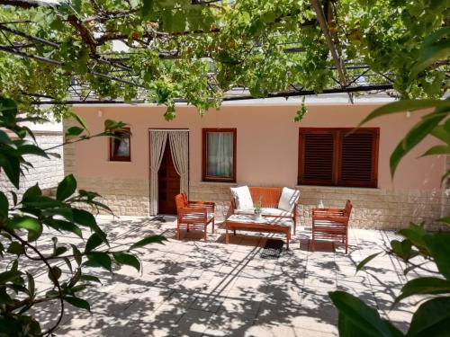 Near beach - Apartment Butiga