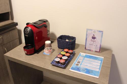 Utensilios para hacer té y café en Agora Suites Self-Service Boutique Hotel