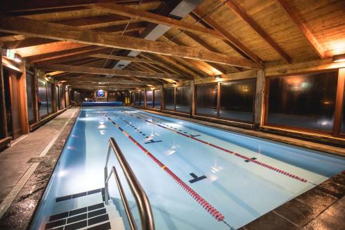 
a swimming pool with a large swimming pool in it at Millbrook Resort in Arrowtown
