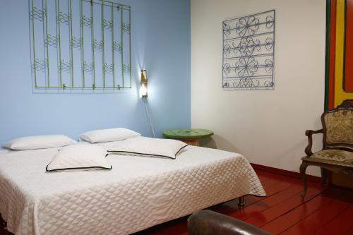 En eller flere senge i et værelse på Golden Frog Manizales