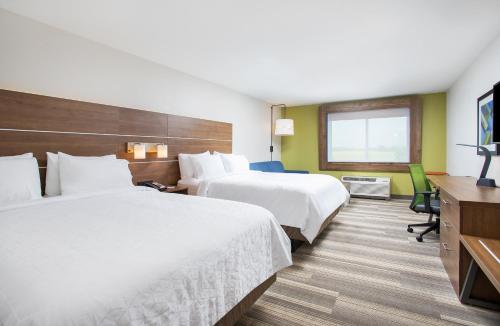 A bed or beds in a room at Holiday Inn Express & Suites - Lexington W - Versailles, an IHG Hotel