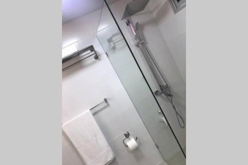 a bathroom with a shower with a glass door at Torre Real IV L3 Santiago DR con cocinero para desayuno in Santiago de los Caballeros