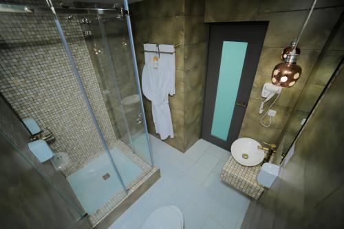 Kylpyhuone majoituspaikassa Astra Hotel