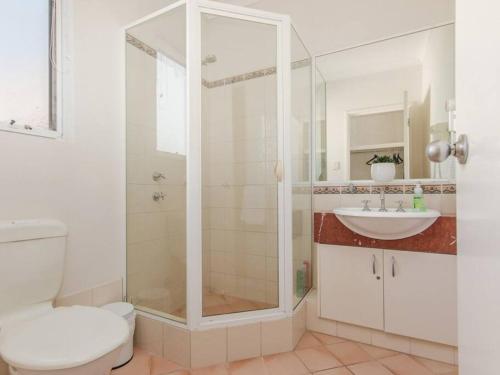 een badkamer met een douche, een wastafel en een toilet bij Waters Edge Apartment with Jetty in Mandurah