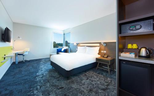 Voodi või voodid majutusasutuse Holiday Inn Express Sydney Macquarie Park by IHG toas