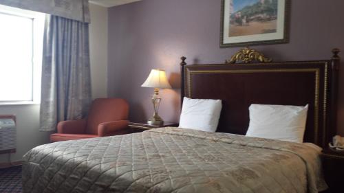 เตียงในห้องที่ Americas Best Inn & Suites Urbana