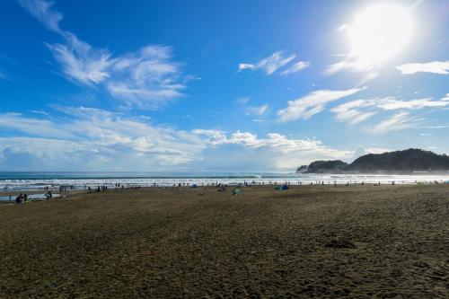 a group of people standing on a beach at Yuigahama 千世 in Kamakura