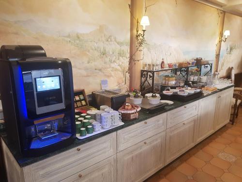 - un buffet avec de la nourriture et une télévision dans l'établissement Hôtel de Charme Brise Marine, à Saint-Jean-Cap-Ferrat