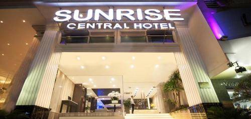 una señal del hotel central al amanecer en la parte delantera de un edificio en Sunrise Central Hotel en Ho Chi Minh