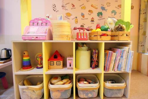 un estante con juguetes en una habitación infantil en 日月潭五船民宿 5Boat B&B, en Yuchi