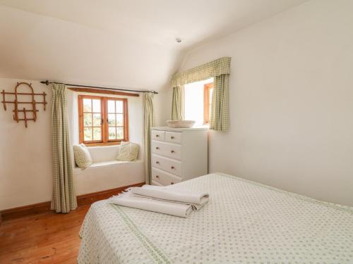 Postel nebo postele na pokoji v ubytování Higher Roskorwell Cottage