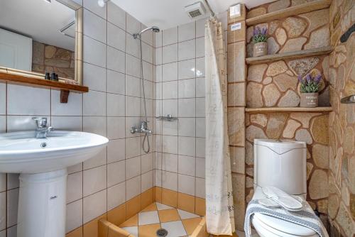 y baño con lavabo y aseo. en Hotel PARALIAKO Kyparissi, en Kyparíssion
