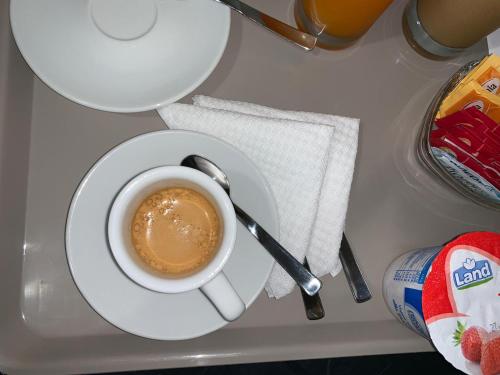 una tazza di caffè su un piatto bianco su un tavolo di Palazzo Ducale a San Severo