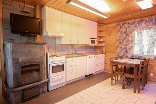 Кухня или мини-кухня в Motelli Rovaniemi
