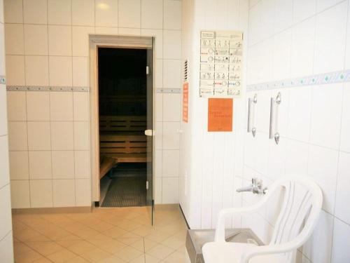 a bathroom with a urinal and a toilet in it at Seedeich Apartment in Cuxhaven
