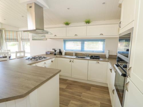 Dapur atau dapur kecil di Pentney Lodge