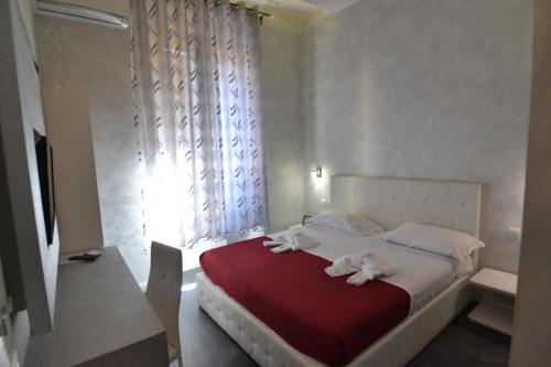 1 dormitorio con 1 cama con toallas en Glamour Spanish Steps, en Roma