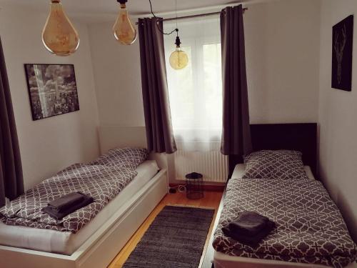 Duas camas num quarto com uma janela em Ferienwohnung Südschwarzwald em Wehr