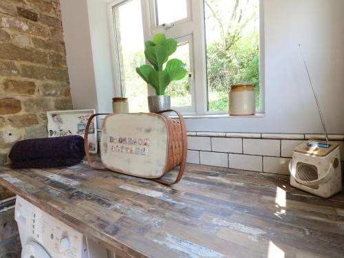un comptoir de cuisine avec un vieux tonneau et une fenêtre dans l'établissement Hoobrook Cottage, à Leek