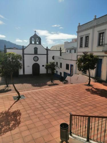 un grande edificio bianco con un cortile di fronte di Casa Arte a San José de Caideros