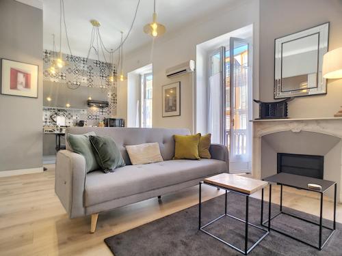 un salon avec un canapé et une cheminée dans l'établissement Nestor&Jeeves - VEGA GIOFFREDO - Hyper center - Close sea and Old Town, à Nice