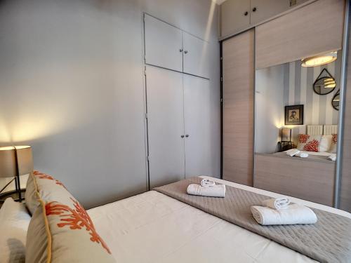 une chambre avec un lit avec des serviettes dessus dans l'établissement Nestor&Jeeves - VEGA GIOFFREDO - Hyper center - Close sea and Old Town, à Nice