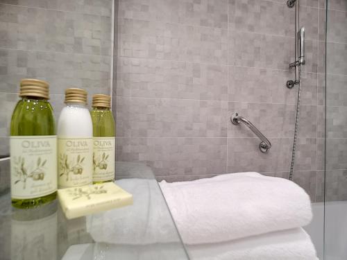 - deux bouteilles de vin assises sur un comptoir dans la salle de bains dans l'établissement Nestor&Jeeves - VEGA GIOFFREDO - Hyper center - Close sea and Old Town, à Nice