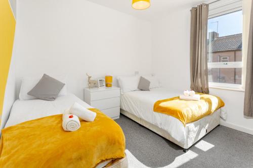 En eller flere senge i et værelse på Cosy Anfield Guesthouse - FREE parking