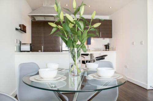 Contractor Apartment & Private Parking & Central Stevenage by Comfy Workers